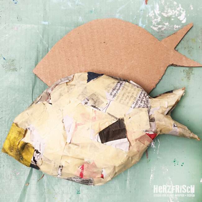 Bunte Pappmache-Fische basteln in der Kinder Papierwerkstatt im Studio Herzfrisch in Wuppertal